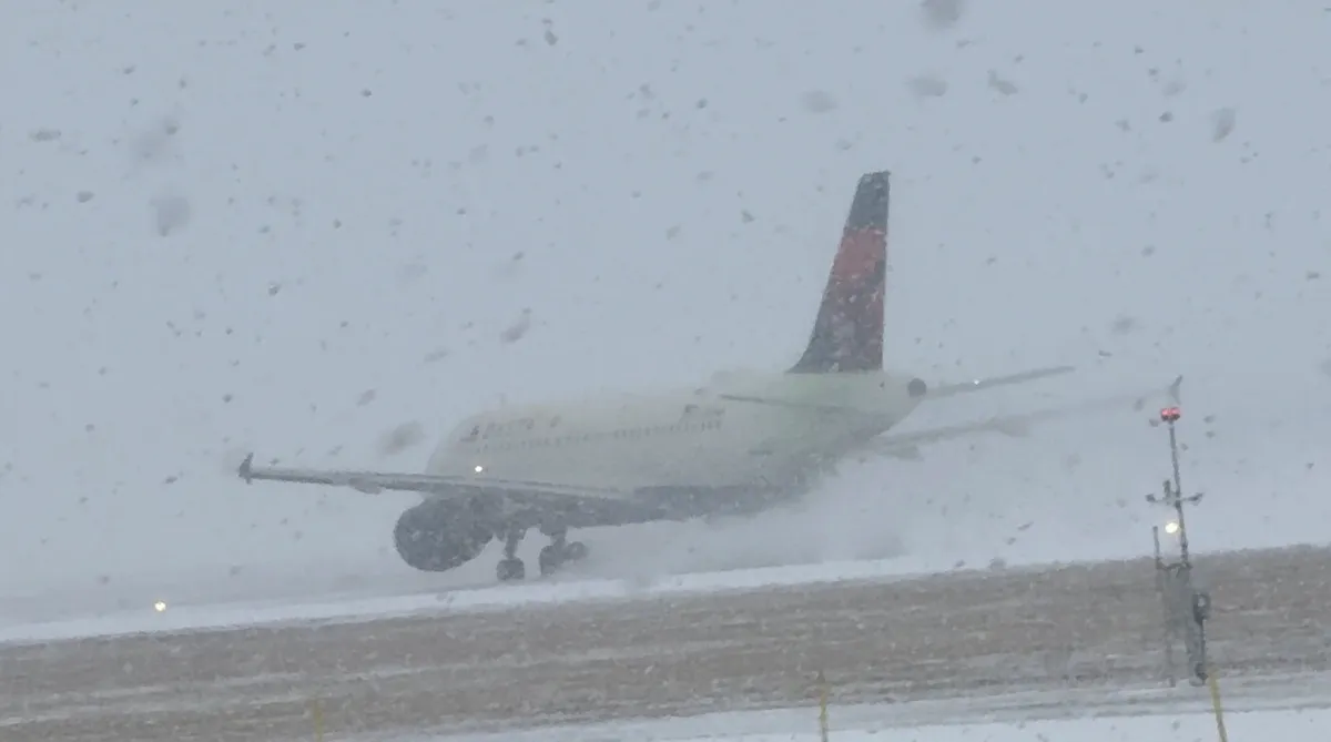 Obilno sneženje ohromilo letalski promet v New Yorku