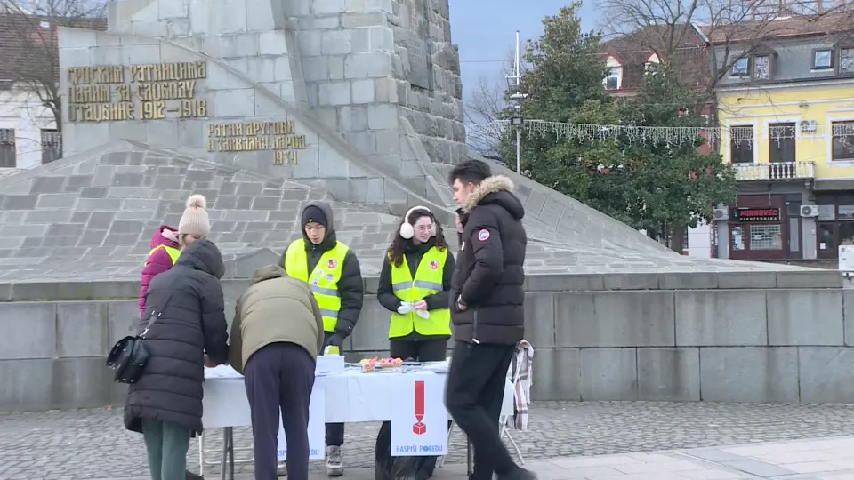 Zbiranje podpisov za izredne volitve: "Edina mirna pot, da oblast postane zamenljiva"