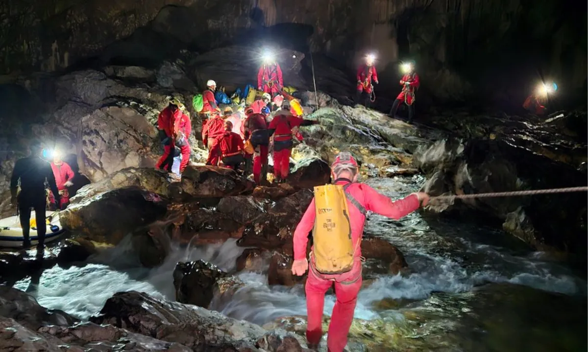 Intervencija v Škocjanskih jamah končana, umrlega potapljača iznesli iz jame