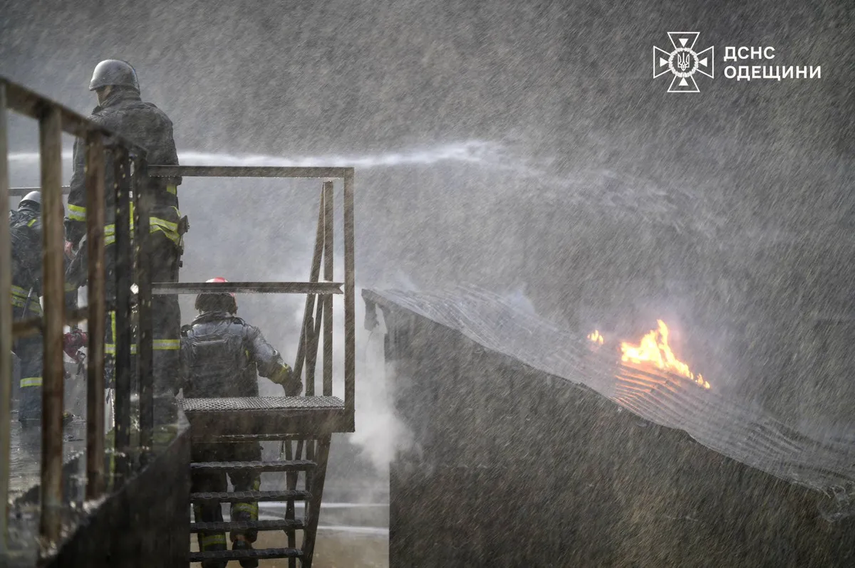Rusija z droni nad Odeso, Ukrajina nad rusko rafinerijo nafte