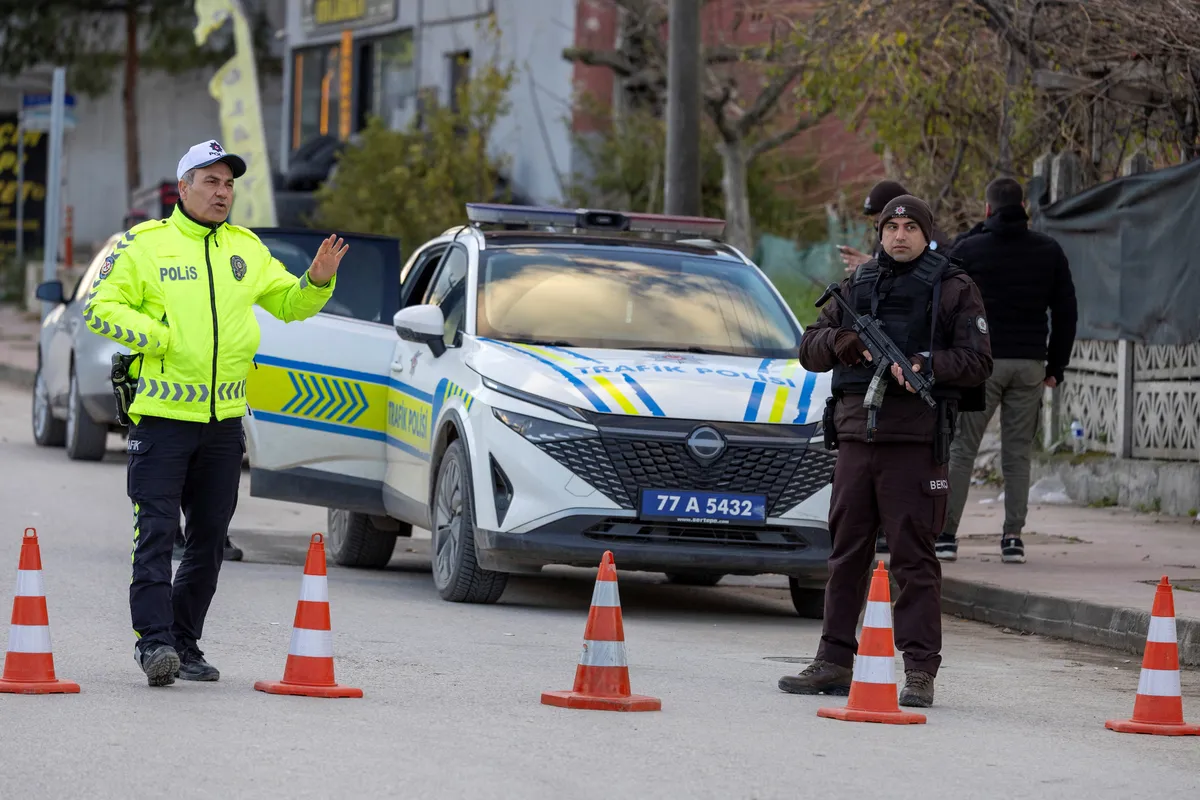 V novih racijah pridržali več kot sto domnevnih članov Islamske države