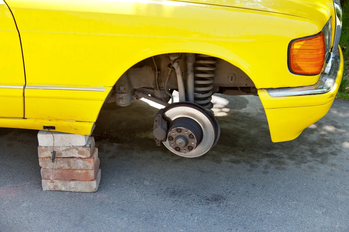 Na Hrvaškem aretirali Slovenca, ki je kradel gume, nato pa skušal z avtomobilom zbiti policiste