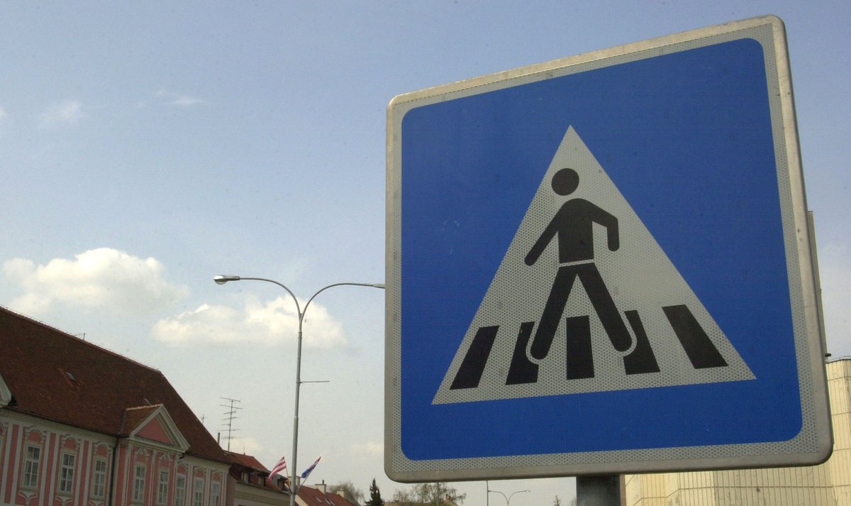 Na prehodu za pešce trčila v 76-letnico, ta je padla in se poškodovala