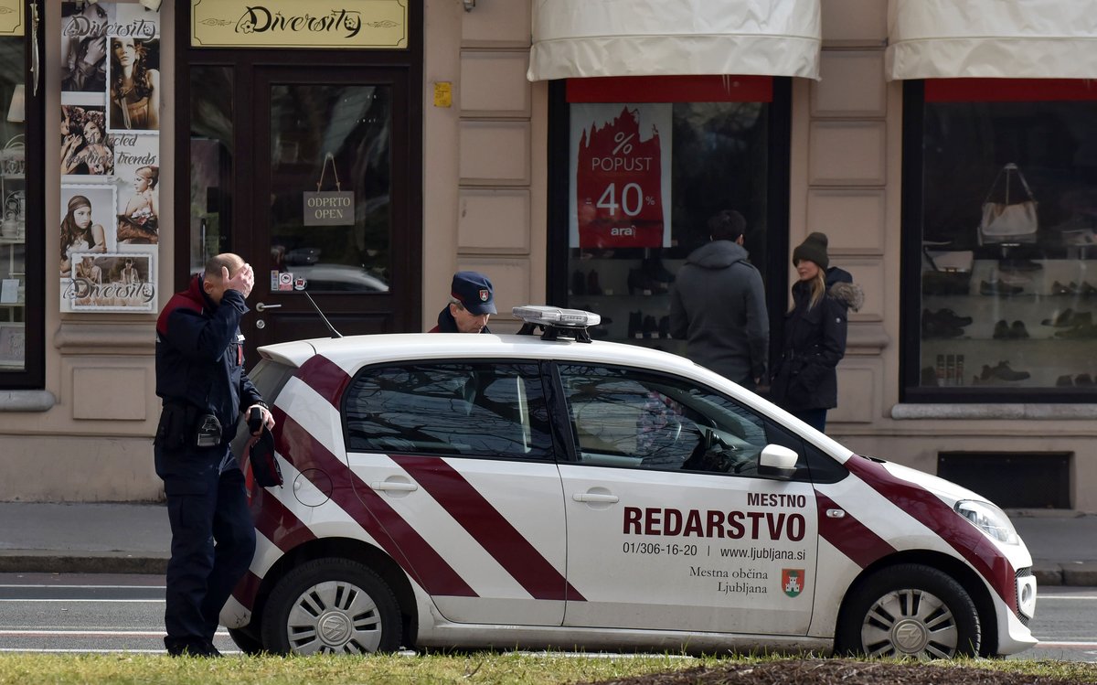 Moški v Novem mestu napadel in s solzivcem poškropil mestnega redarja