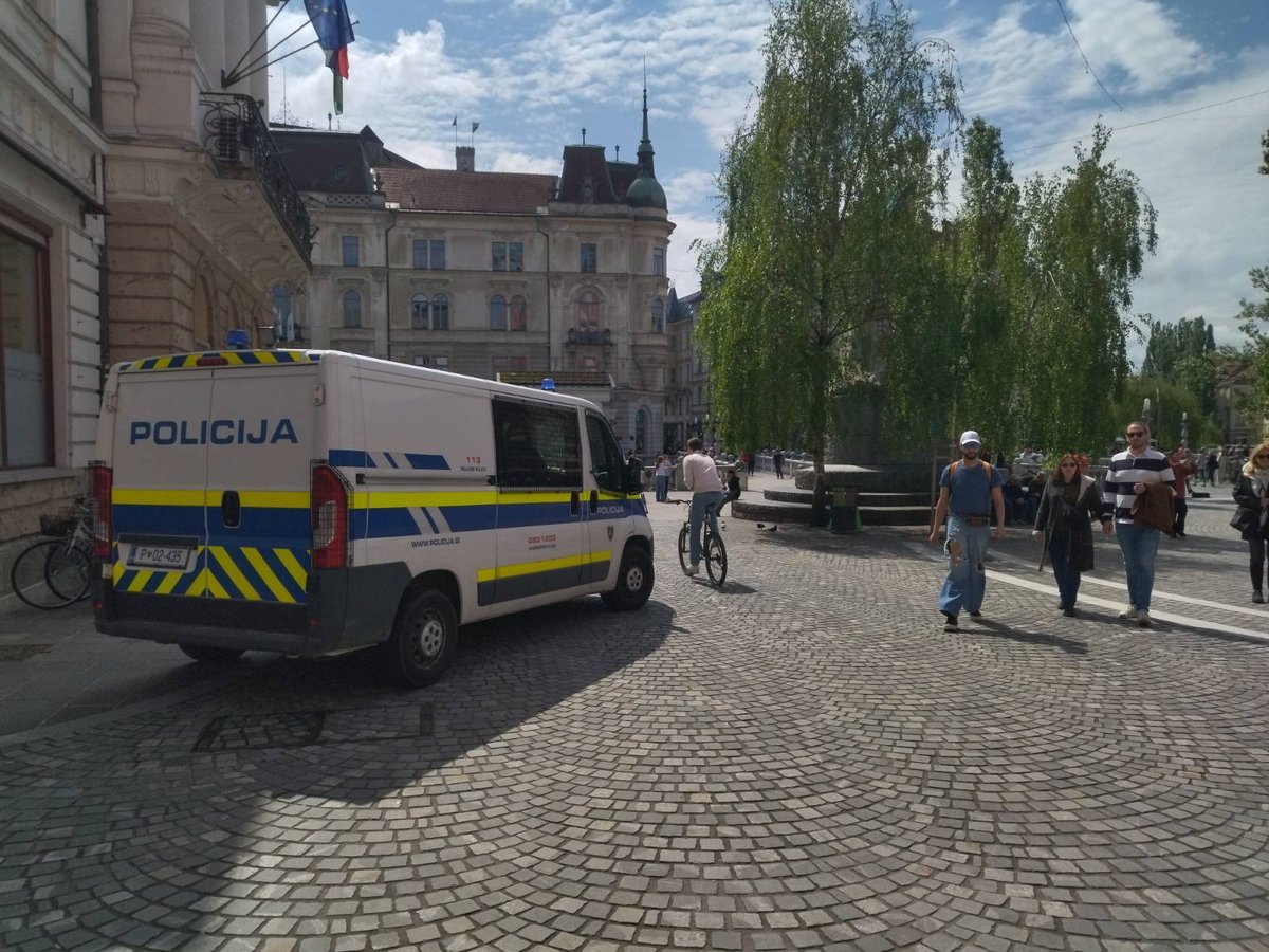 38-letnik na Prešernovem trgu grozil z nožem, policijo nato napadla mimoidoča