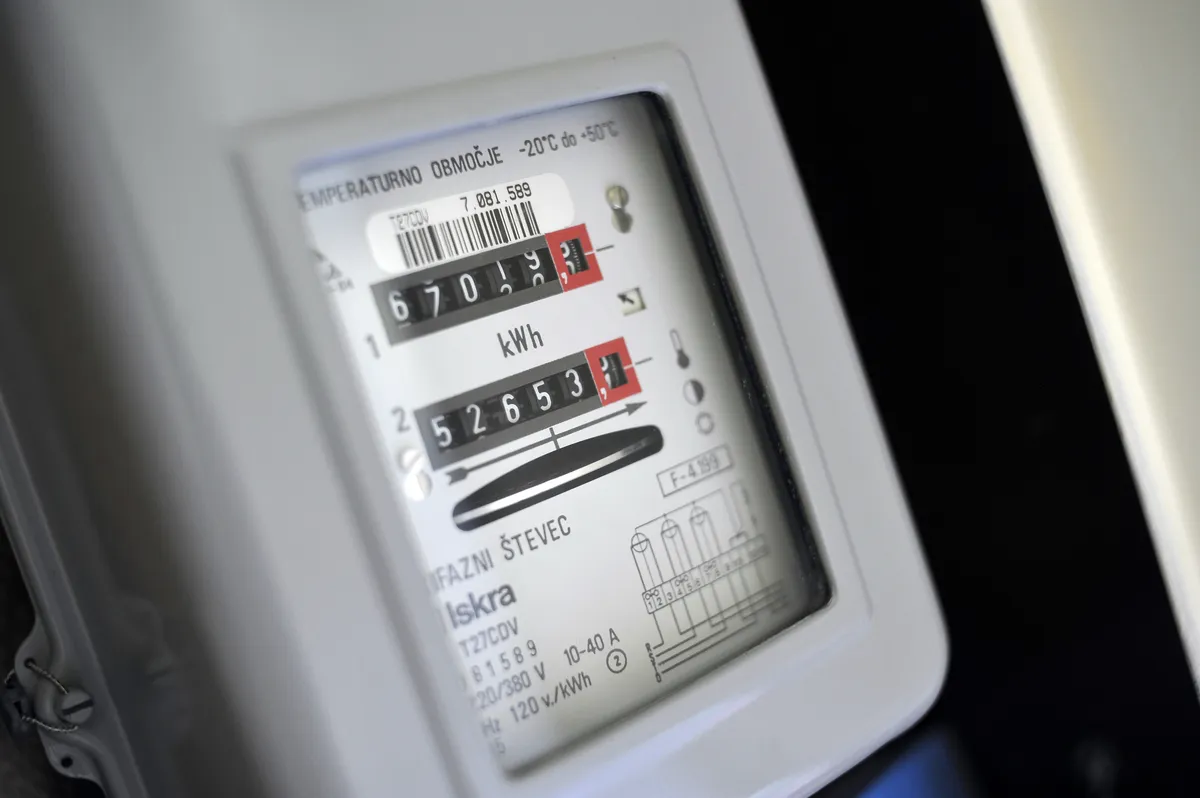 Na elektriko se je priklopil mimo števca. Škoda? Velika