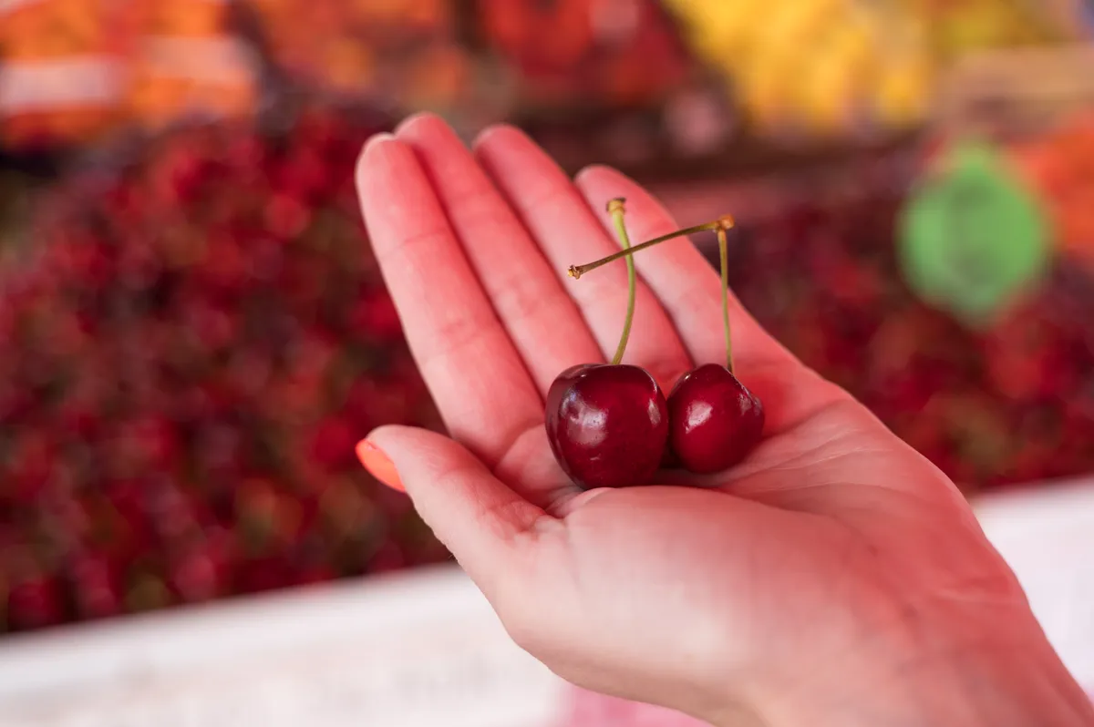 Pri znanem trgovcu odkrili nevarne češnje, v njih zaznali preveč pesticida
