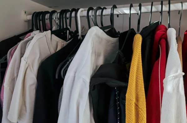 Trik, s katerim se boste znebili zatohlega in vlažnega vonja na oblačilih