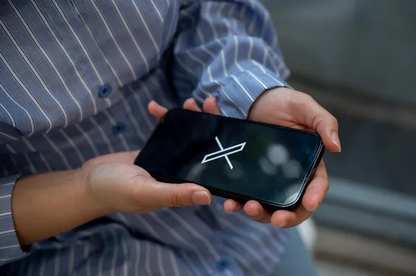 Nova funkcija na X razburja. Razkrite "tovarne trolov"