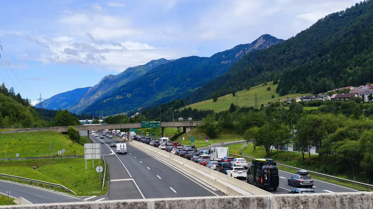 Pred predorom Karavanke večkilometrski zastoj, gneča tudi na