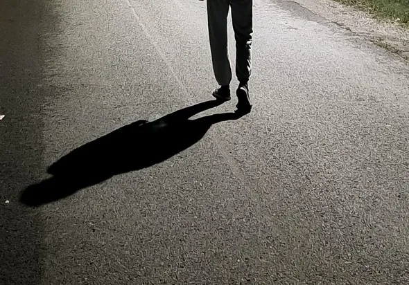 40-letna Primorka ponoči v temnih oblačilih kar peš po cesti