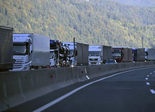Gneča, promet, kolona, tovornjaki, avtocesta