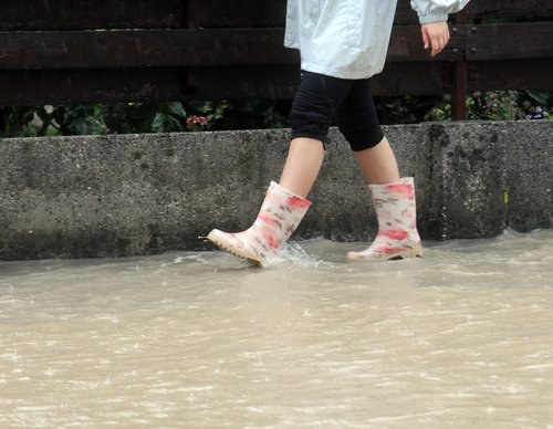 dež, narasla reka, slabo vreme, poplave, nalivi