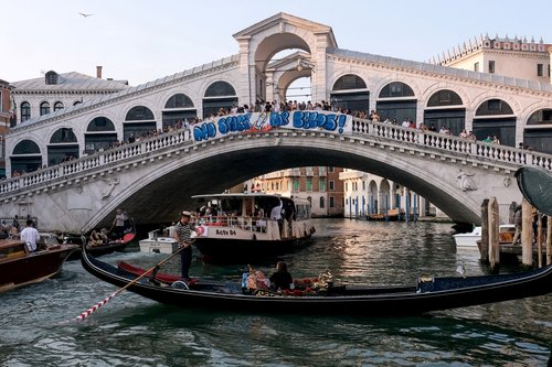 Protestniki nasprotujejo poroki Jeffa Bezosa v Benetkah