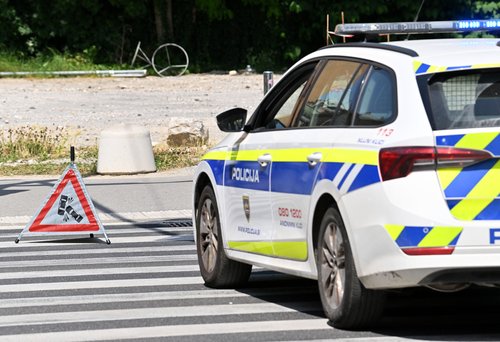 Policijsko vozilo, ki je posredovalo ob prometni nesreči.