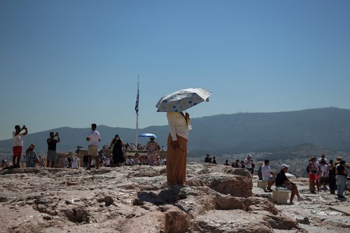 V Grčiji so se v najbolj vročih urah dneva odločili zapreti znamenito atensko Akropolo