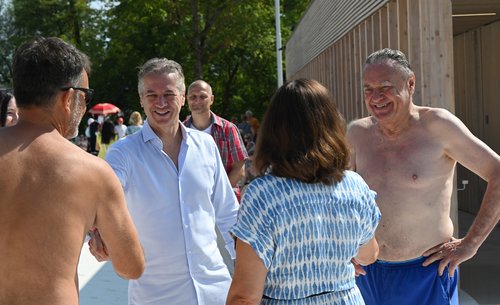 V novem ljubljanskem bazenu zaplavala tudi premier Golob in župan Janković
