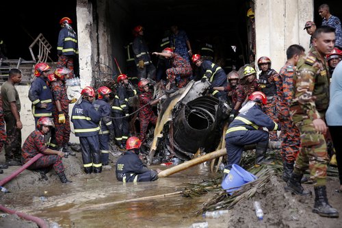 Vojaško letalo strmoglavilo na šolo v Bangladešu