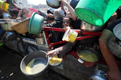 Palestinci čakajo na dobavo hrane