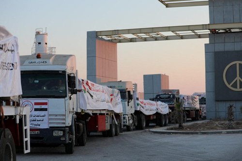 Tovornjaki s humanitarno pomočjo iz Egipta na poti v Gazo