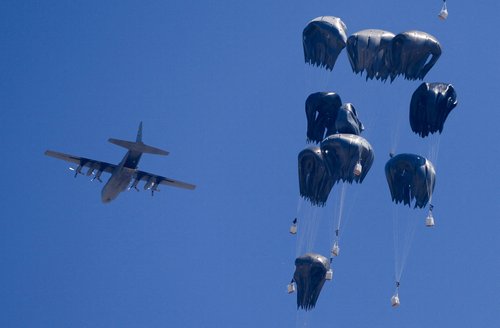 Letalo je nad Gazo odvrglo pakete humanitarne pomoči