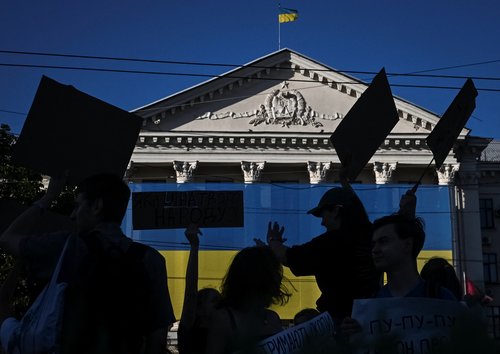 Protestniki pred ukrajinskim parlamentom