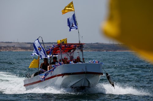 Svojci izraelskih talcev izpluli proti Gazi s sporočili upanja