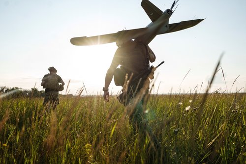 ukrajinski vojak z dronom