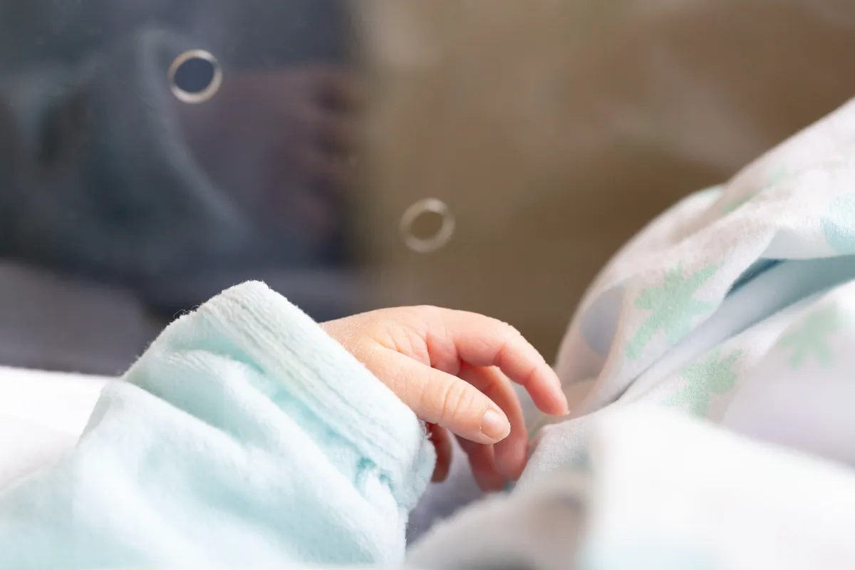 Na isti dan prijokala povsem drugačna dojenčka, eden od njiju podrl rekord