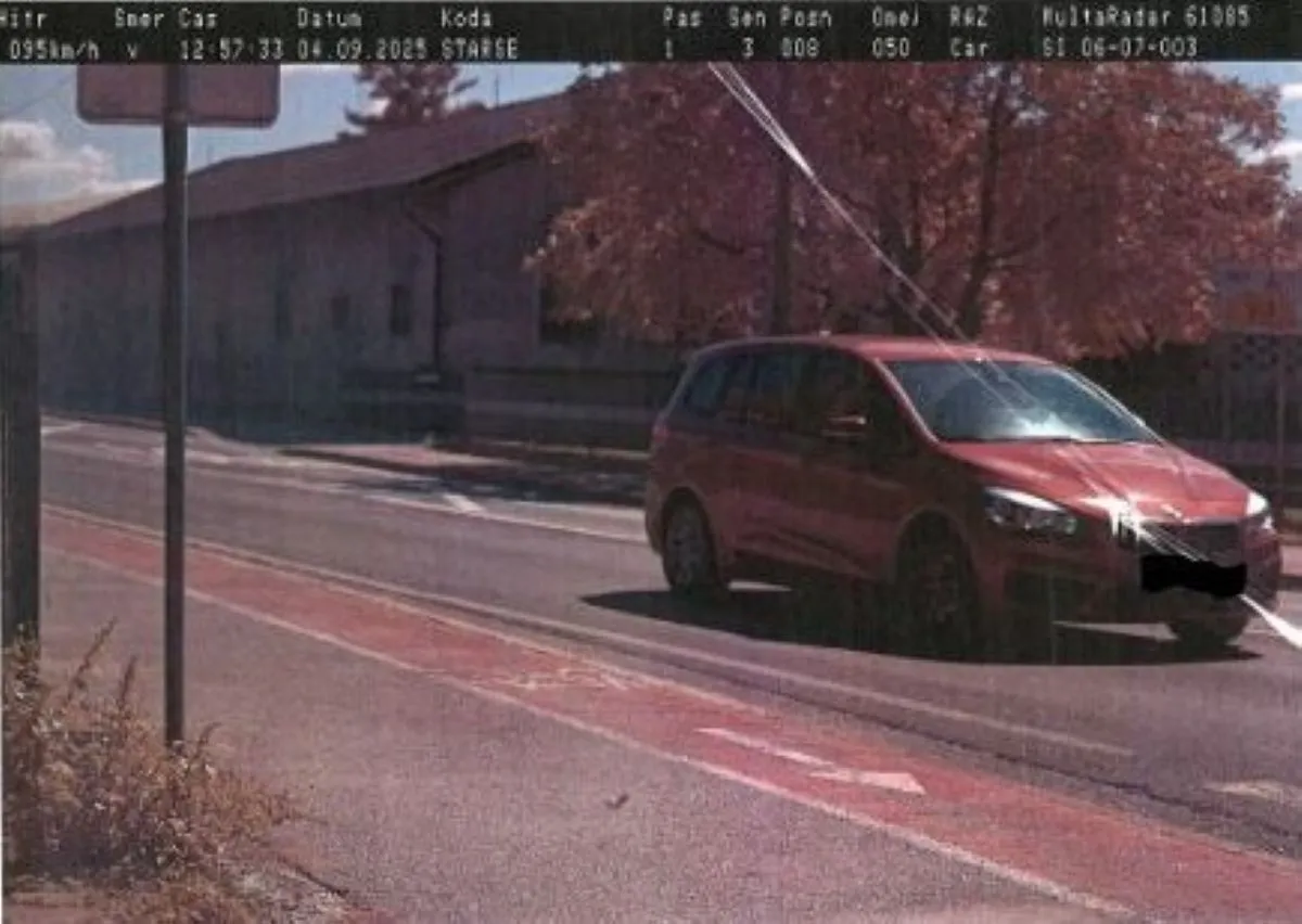 20-letni voznik začetnik v bližini šole za 45 kilometrov na uro prekoračil omejitev