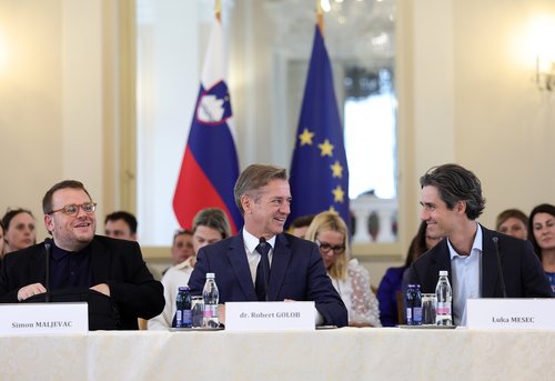 simon maljevac, robert golob in luka mesec za mizo na posvetu o dolgotrajni oskrbi