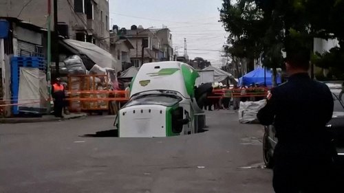 V Mehiki so se udrla tla in pogoltnila tovornjak