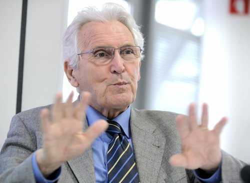 Slovenija, Ljubljana, 17.12.2010, 17. December 2010Niko Tos govori na predstavitvi rezultatov Politbarometra, ki jo je izvedel center za raziskovanje javnega mnenja in mnozicnih komunikacij. PortretFoto: Bor Slana/ Bobo