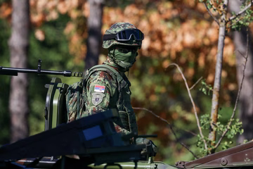 Rakete, vojaška letala, droni. V naši neposredni bližini se odvija mini oboroževalna tekma
