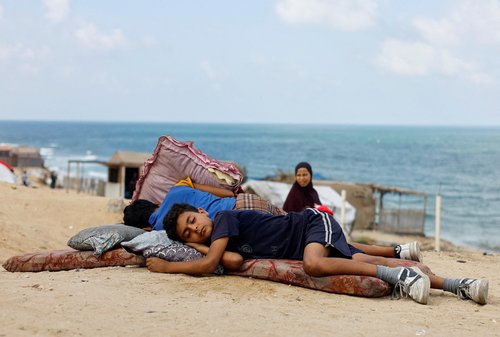 Palestinski begunci počivajo med begom iz mesta Gaza