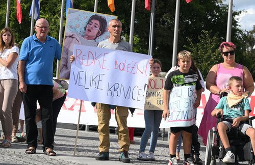 Protestni shod staršev otrok z redkimi boleznimi in posebnimi potrebami
