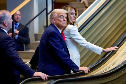 Donald Trump in Melania Trump na tekočih stopnicah