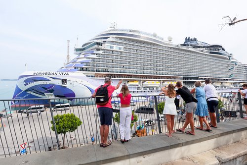 Križarka Norwegian Viva je ena največjih potniških ladij, ki je obiskala Koper.