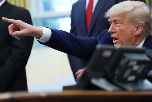 Donald Trump v Ovalni pisarni v Beli hiši.