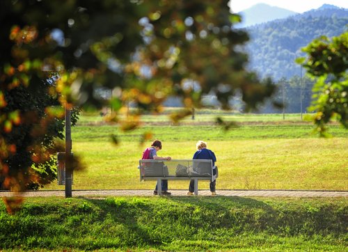 Upokojenka sedi na klopci