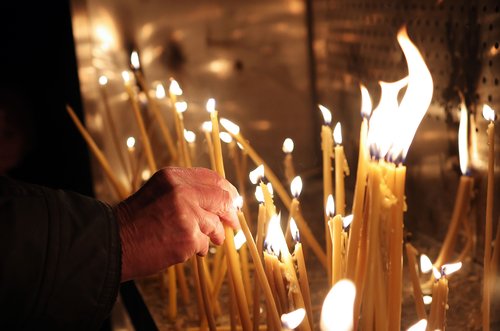 Ljudje praznujejo pravoslavni Bo i