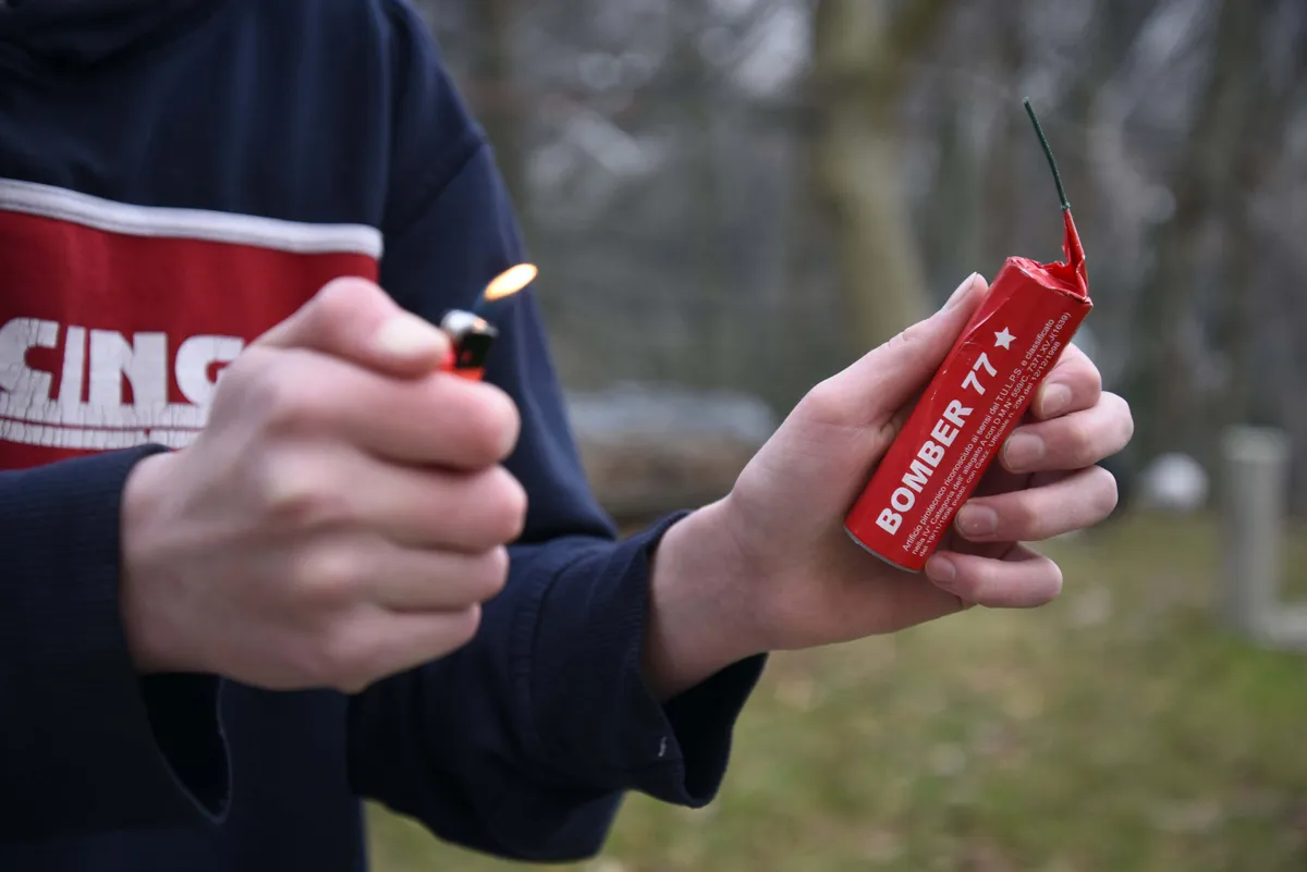 V Pivki otroku v roki počila petarda, ob ogledu ognjemeta huje poškodovana ženska