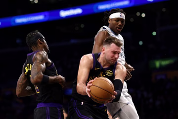 Luka Dončić v bolečinah pomaga soigralcem