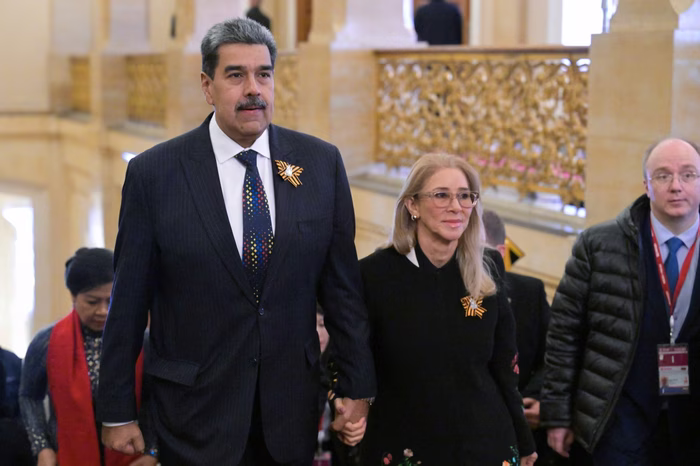 V ŽIVO



                    Nicolas Maduro bo danes z ženo Cilio stopil pred sodnika v New Yorku