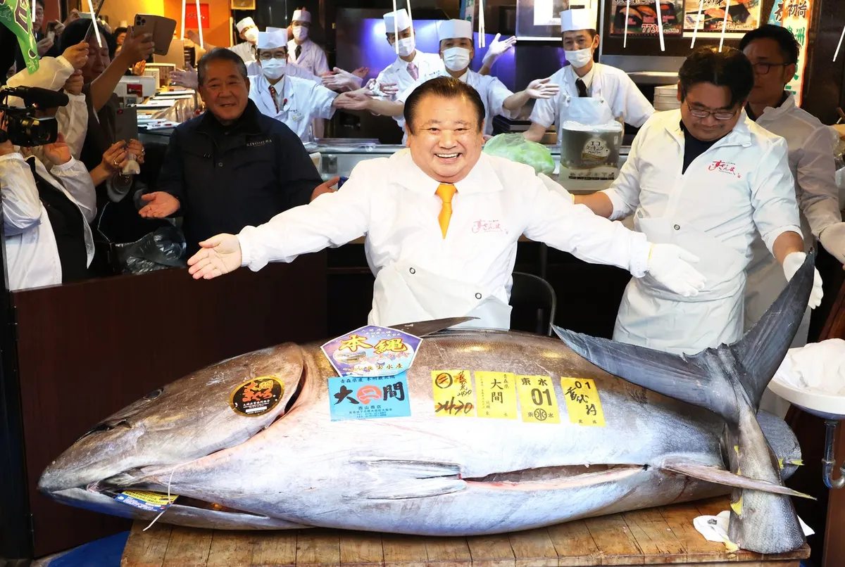 Samooklicani kralj tune za 243-kilogramsko ribo odštel rekordni znesek (FOTO)