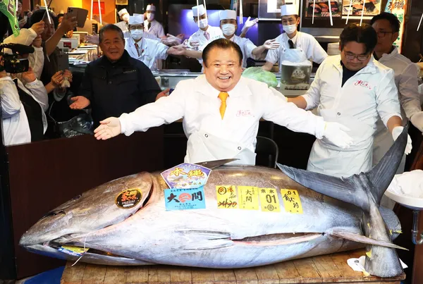 Samooklicani kralj tune za 243-kilogramsko ribo odštel rekordni znesek (FOTO & VIDEO)