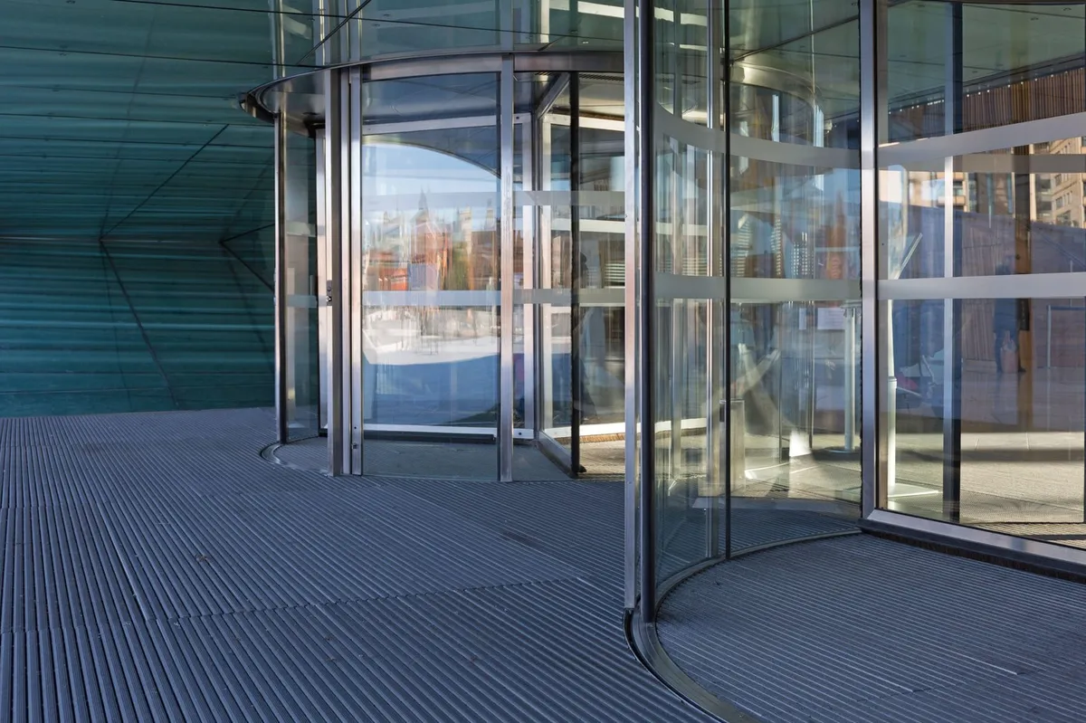 V Portorožu razbijal po hotelu. Očitno si je zaželel nočnega kopanja