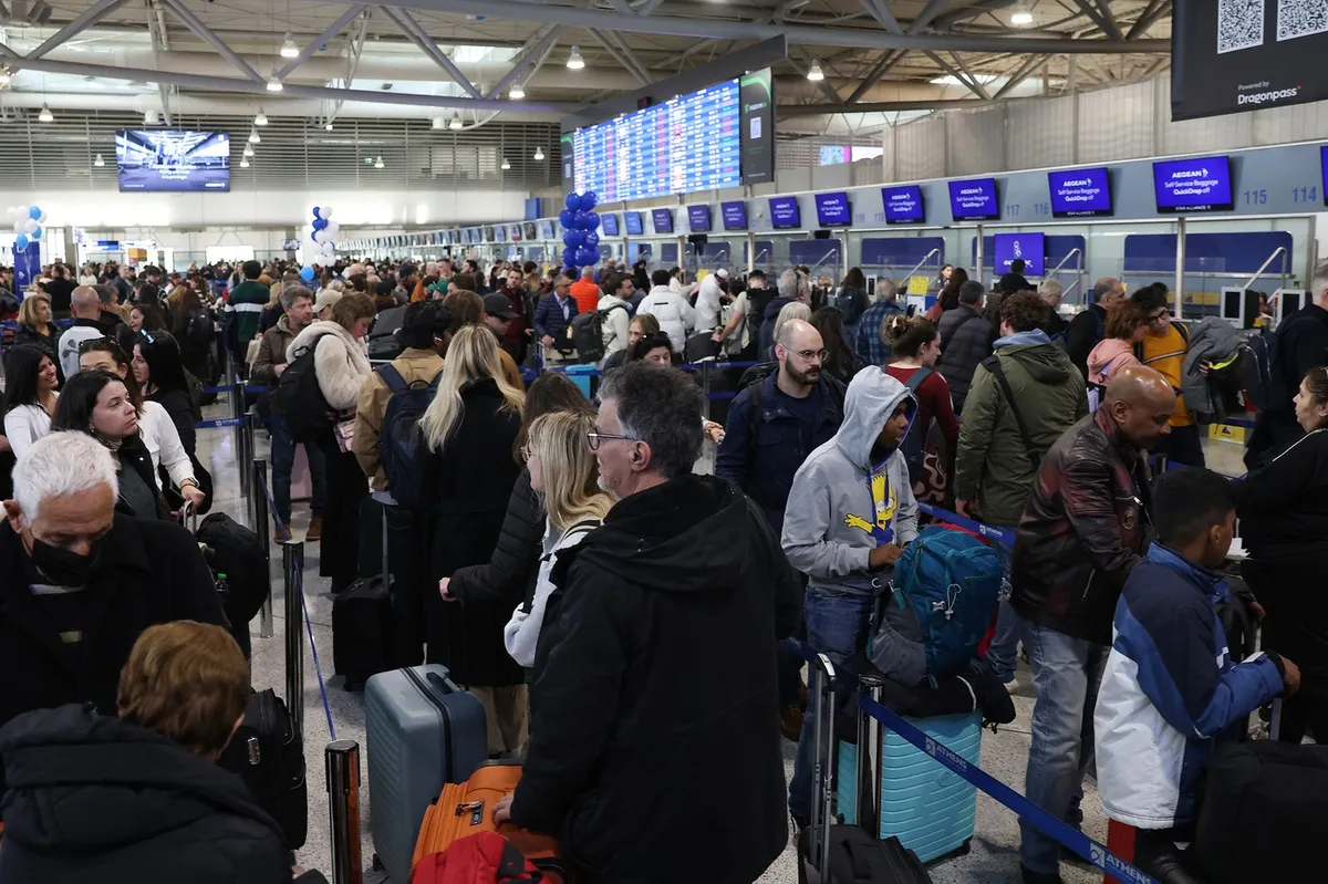 Letalski promet v Grčiji po nedeljskem kolapsu spet stekel