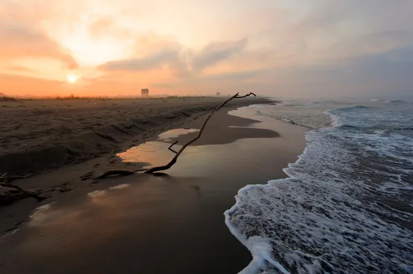 Razburkano morje na Jadranu uničuje turistični biser: "Kakšna katastrofa"