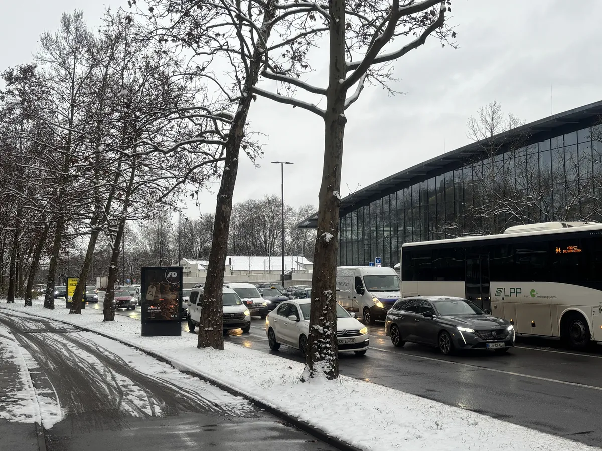Kot da smo pozabili voziti v zimskih razmerah: samo na območju Ljubljane 55 nesreč